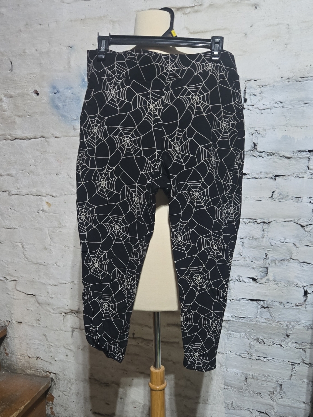 TORRID SIZE 1 Black Spiderweb Print Capri legging Pants With Pockets.